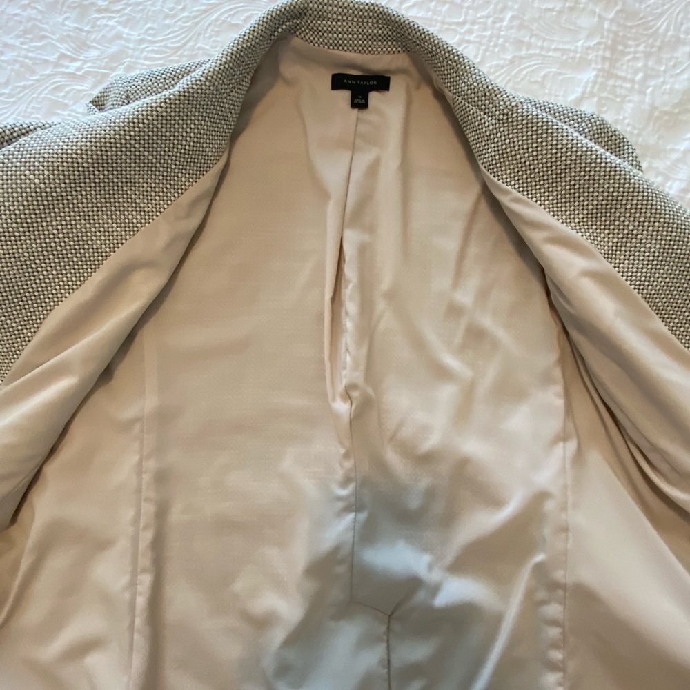 Ann Taylor Fully Lined Tan & Cream Blazer. Size 14 - Picture 3 of 5